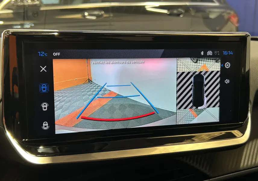 Écran tactile intérieur de la Peugeot 2008 bleu Obsession montrant la caméra de recul et la vue à 360° en stationnement.