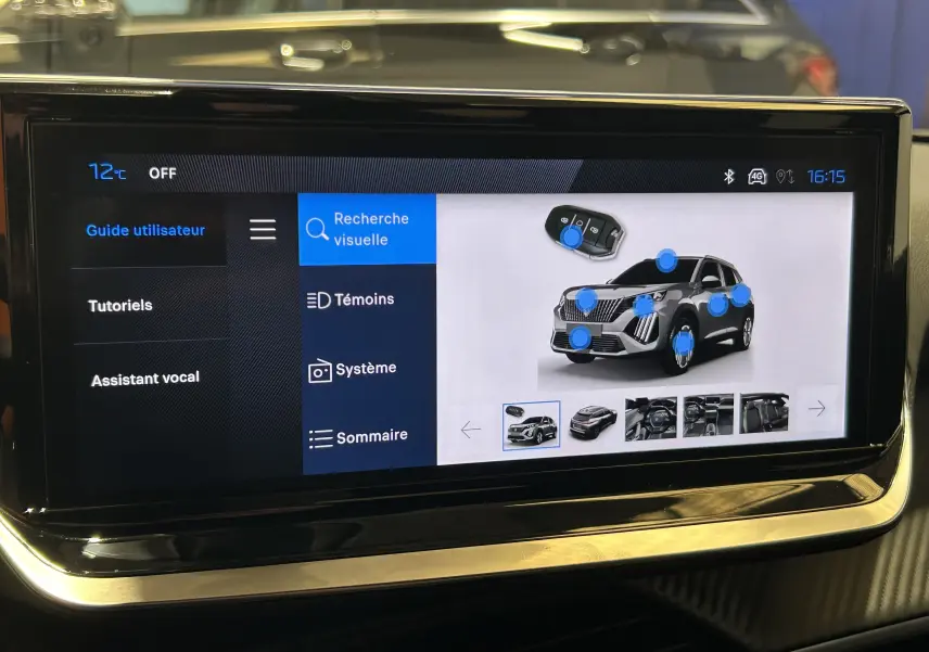 Écran tactile intérieur montrant l'interface de navigation et d'assistance du Peugeot 2008 bleu, vue de face.