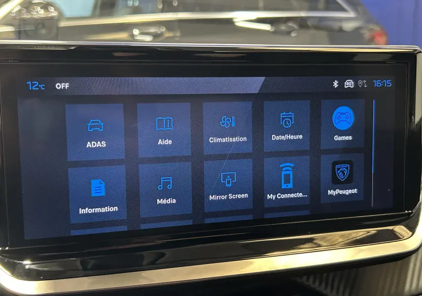 Écran tactile central du Peugeot 2008 II Ph.2 Allure Hybrid 145, affichant le menu principal avec icônes bleues.