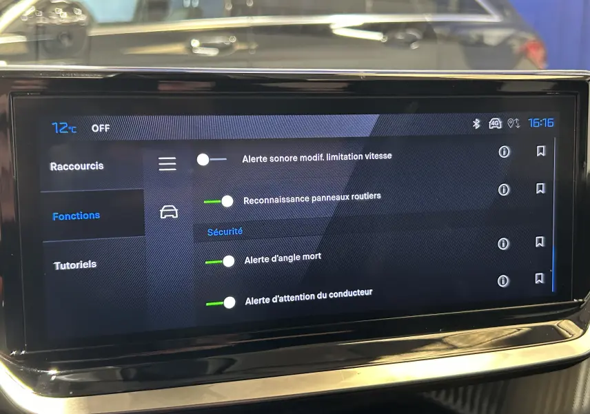 Écran tactile central du Peugeot 2008 II Ph.2 Allure Hybrid 145, affichant les réglages d’aides à la conduite.