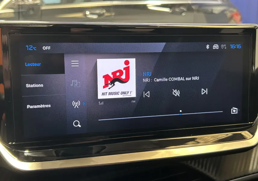 Écran tactile intérieur du Peugeot 2008 II Ph.2 Allure Hybrid 145, affichant la radio NRJ à 16h16.