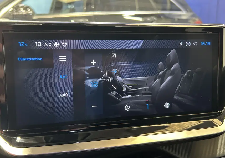 Écran tactile intérieur du Peugeot 2008 II Ph.2 Allure Hybrid affichant le réglage de la climatisation.