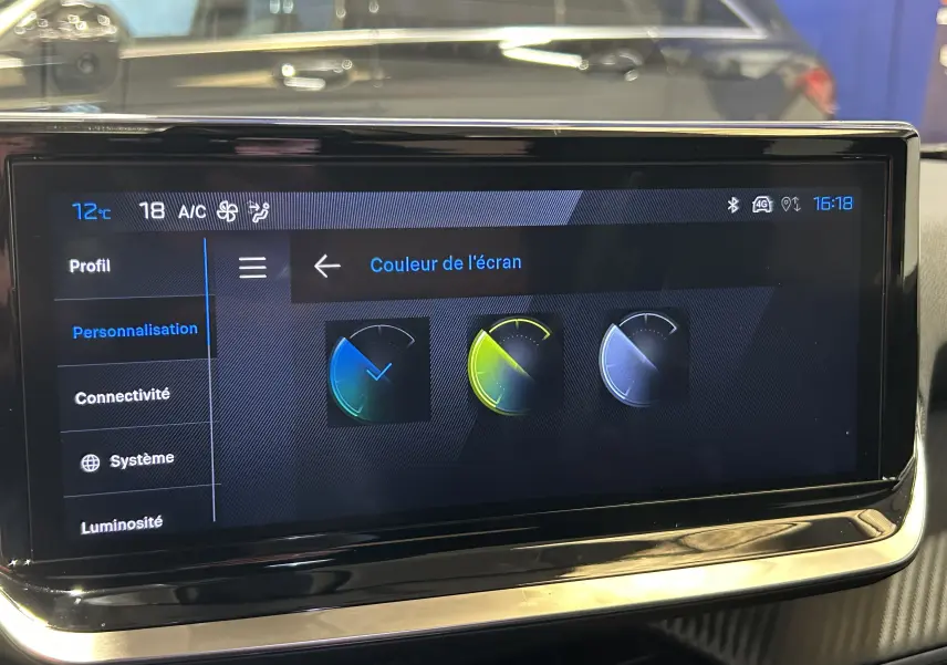 Écran tactile intérieur du Peugeot 2008 II Ph.2 Allure Hybrid 145, affichant les options de couleur d'écran.