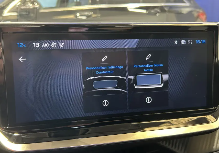 Écran tactile central du Peugeot 2008 bleu Obsession, affichant les options de personnalisation du tableau de bord et de l'écran.