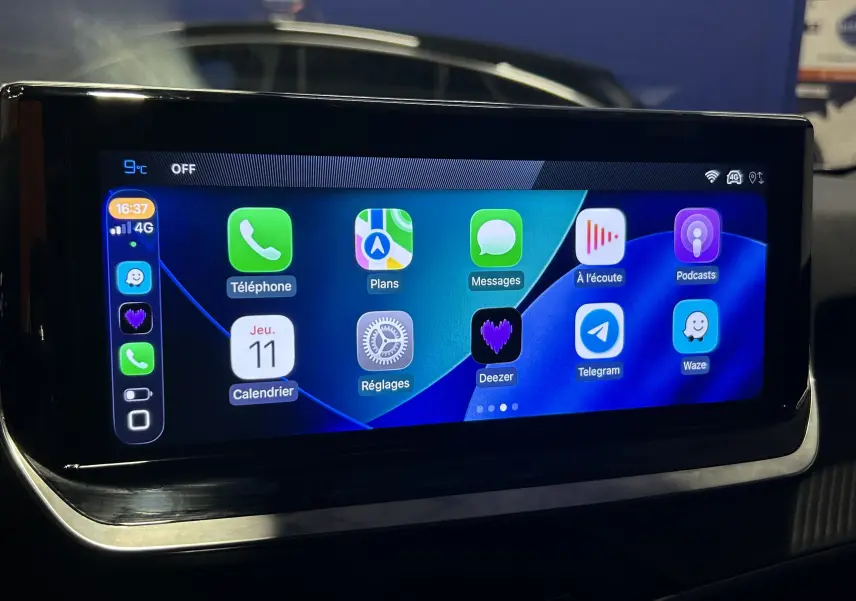 Écran tactile central du Peugeot 2008 II Ph.2 Allure Hybrid 145, affichant Apple CarPlay avec applications colorées.