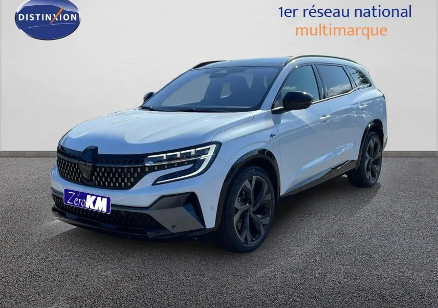 Renault Espace 2025 blanc nacré en 3/4 avant droit avec jantes noires et calandre moderne au design distinctif.
