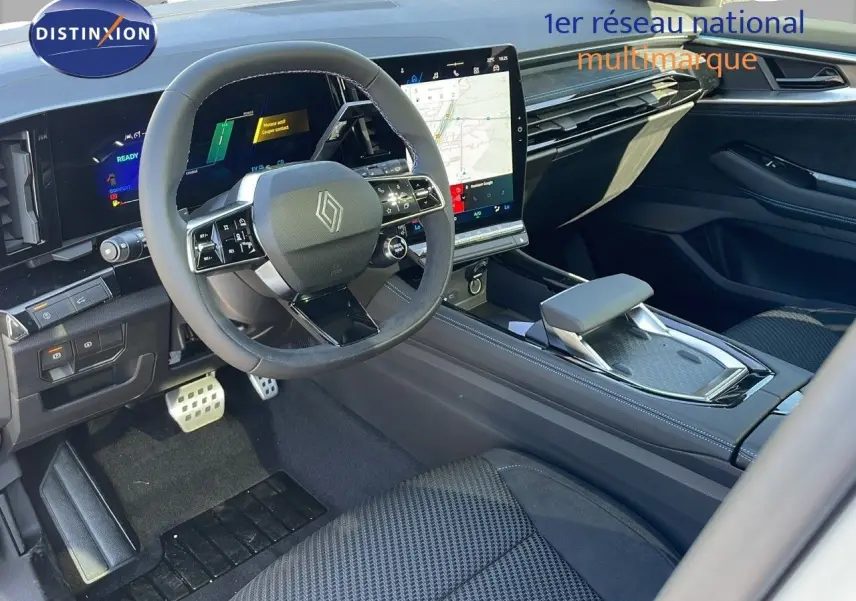 Intérieur moderne du Renault Espace 2025 hybride, vue côté conducteur sur le tableau de bord et écran tactile central.