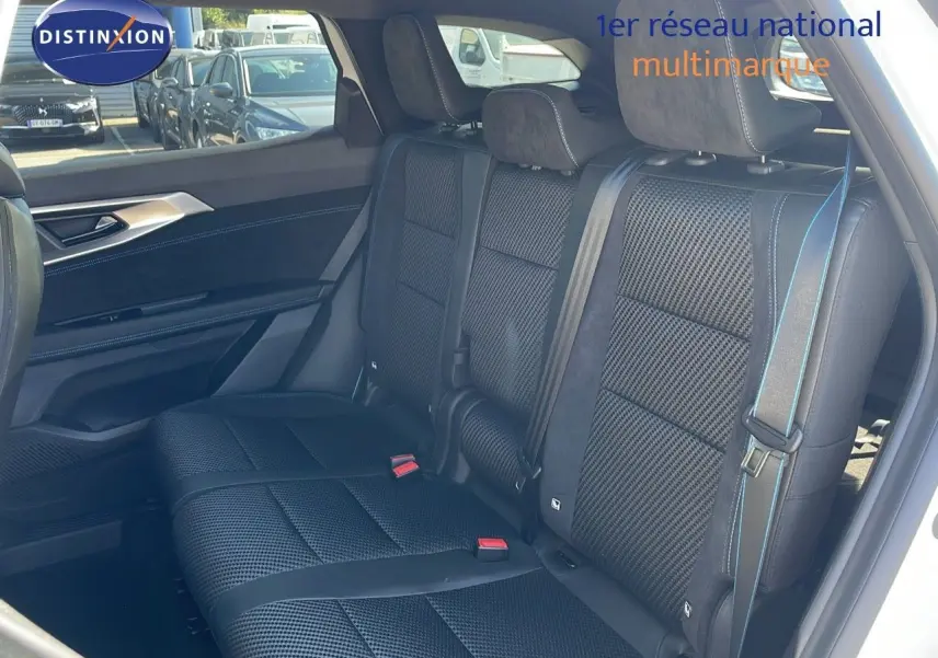 Banquette arrière en cuir noir avec surpiqûres bleues du Renault Espace blanc nacré, vue côté droit intérieur.