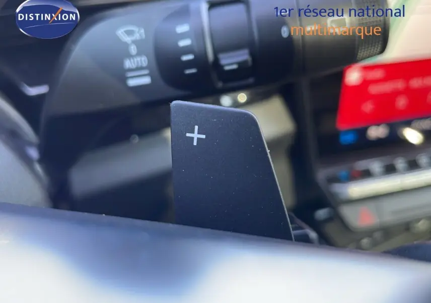 Gros plan sur la palette de changement de vitesse "+" dans l'habitacle du Renault Espace blanc nacré 2025 hybride.