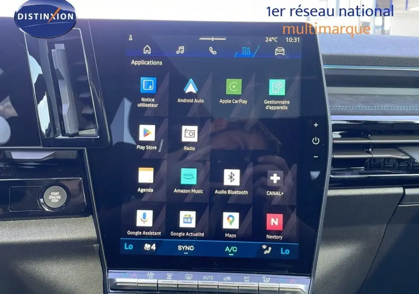 Écran tactile central du tableau de bord du Renault Espace 2025, affichant les applications connectées.