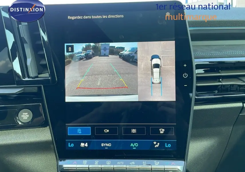 Écran tactile du tableau de bord du Renault Espace blanc nacré 2025 montrant la caméra de recul et la vue 360° intérieure.