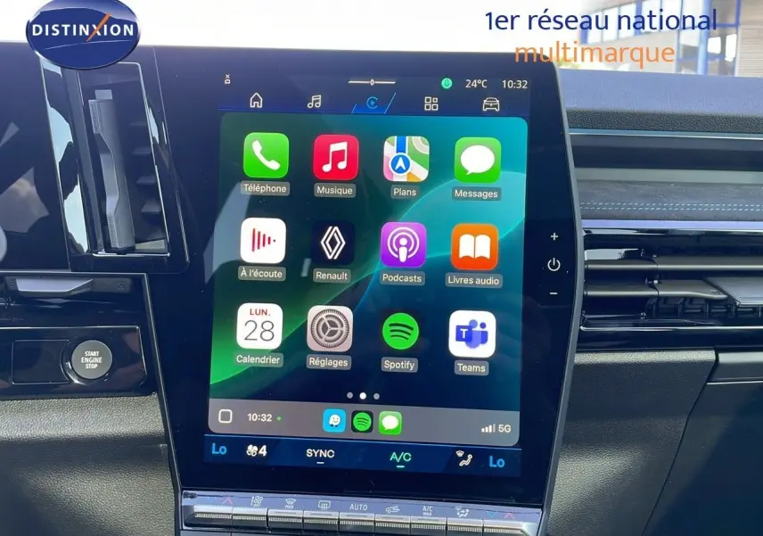 Écran tactile central allumé dans l’habitacle du Renault Espace blanc nacré 2025, vue intérieure frontale.