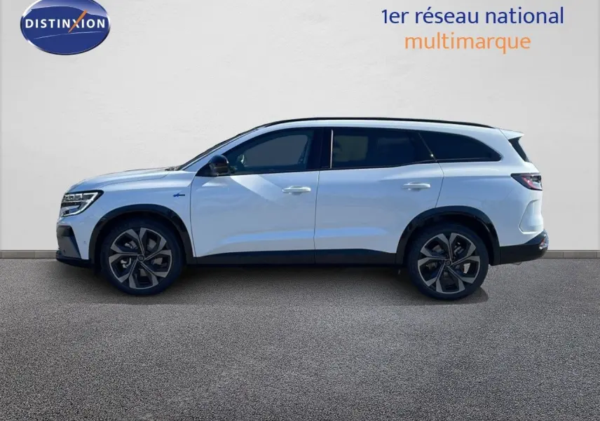 Profil droit du Renault Espace 2025 blanc nacré, version hybride 1.2 E-TECH 200CH Esprit Alpine avec jantes noires distinctives.