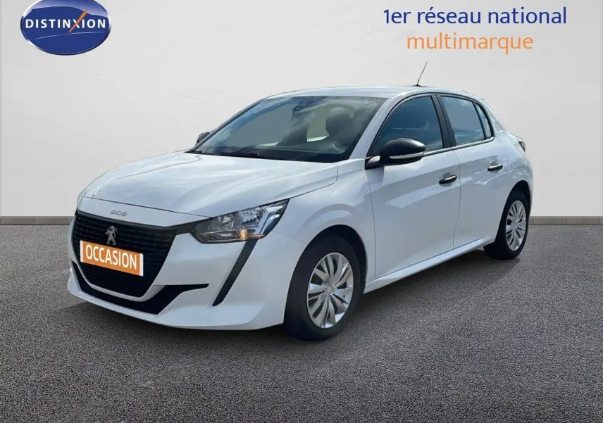 Peugeot 208 blanc banquise vue 3/4 avant droit avec calandre noire et jantes acier, stationnée devant un mur blanc.