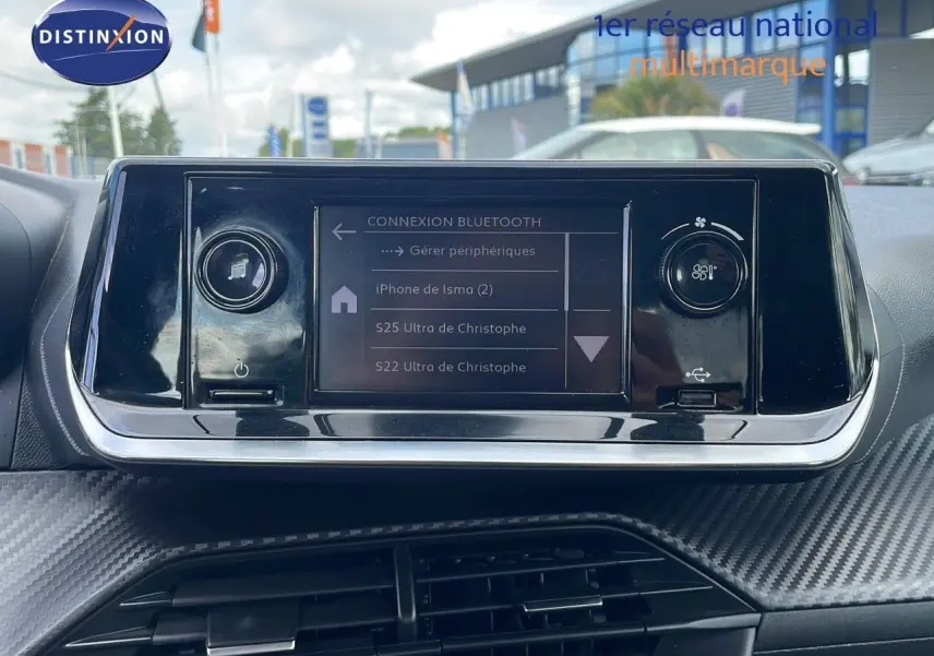 Écran tactile central de la Peugeot 208 blanc banquise 2021 affichant la connexion Bluetooth, vue de face intérieure.