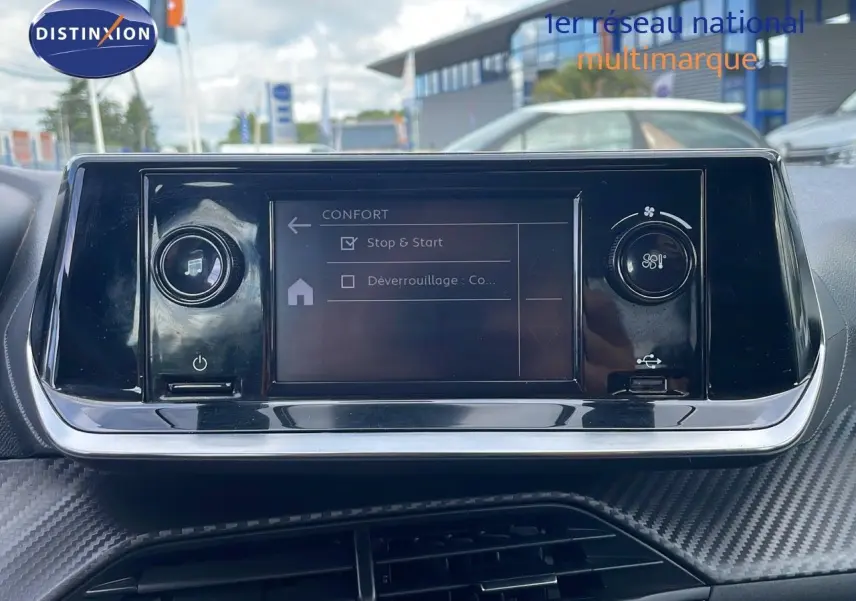 Écran tactile central de la Peugeot 208 blanc banquise, affichant les réglages de confort avec commandes circulaires.