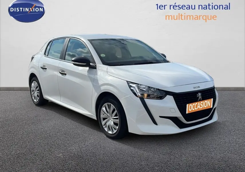 Peugeot 208 blanc banquise vue 3/4 avant droit, avec calandre noire et jantes acier, stationnée devant un mur blanc.