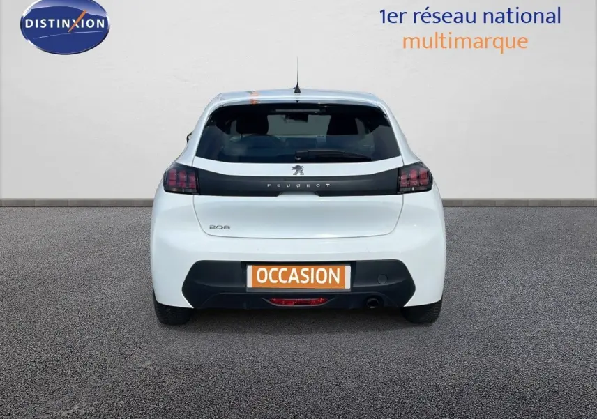 Vue arrière d'une Peugeot 208 blanche Banquise 2021 avec feux sombres et plaque d'occasion visible.