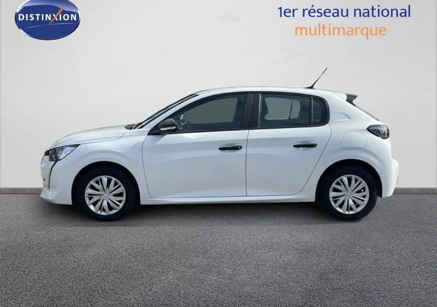 Profil côté gauche d'une Peugeot 208 blanche banquise 5 portes, version Société diesel 2021, sur fond neutre.
