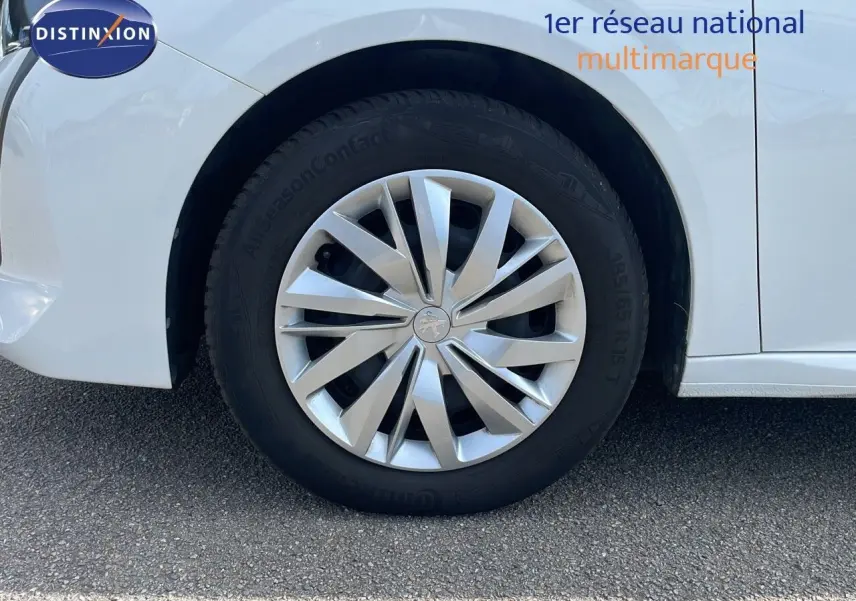 Gros plan sur la roue avant gauche blanche banquise d'une Peugeot 208 Société 1.5 HDI 2021 avec jante en alliage.