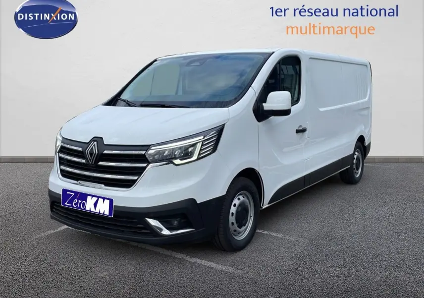 Renault Trafic Fourgon blanc glacier vu de 3/4 avant droit, avec calandre noire et jantes acier simples.