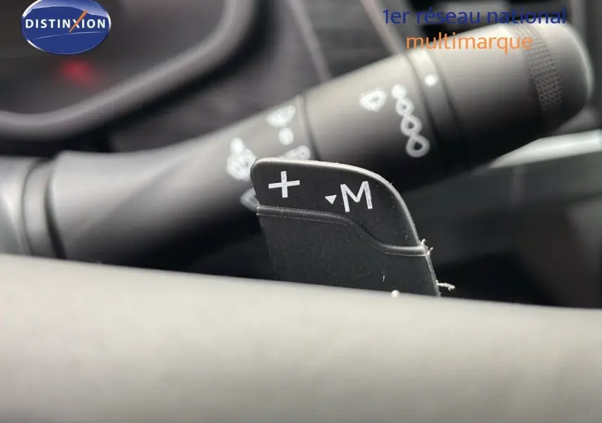 Gros plan sur la palette de changement de vitesse au volant du Renault Trafic Fourgon blanc glacier 2025.