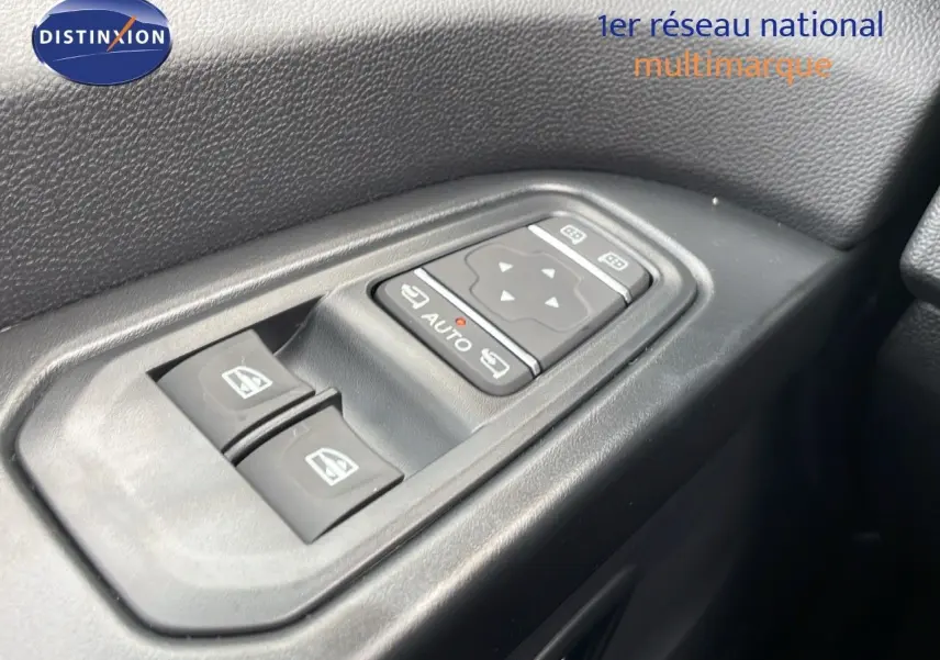 Commande des vitres électriques et réglage des rétroviseurs sur la porte côté gauche du Renault Trafic Fourgon blanc glacier 2025.
