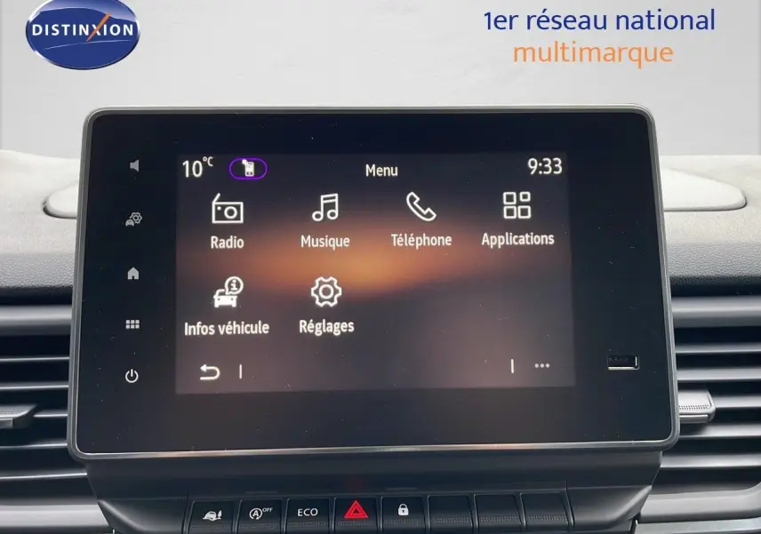 Écran tactile central du tableau de bord du Renault Trafic Fourgon blanc glacier, affichant le menu multimédia.