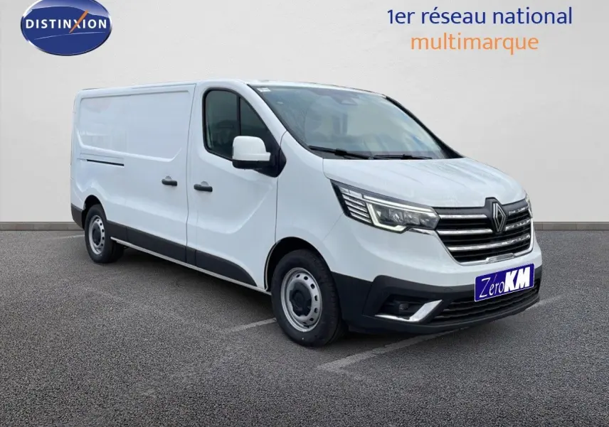 Renault Trafic Fourgon blanc glacier vu en 3/4 avant droit, avec calandre chromée et phares LED allumés.