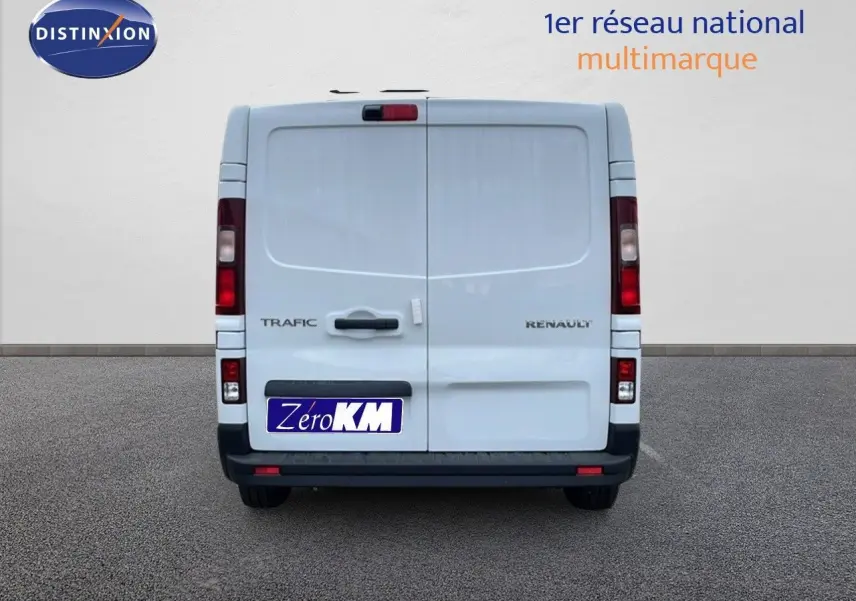 Vue arrière du Renault Trafic Fourgon blanc glacier, portes battantes fermées et feux arrière verticaux visibles.
