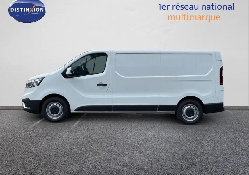 Profil droit d'un Renault Trafic Fourgon blanc glacier 2025, avec portes latérales et jantes acier simples.