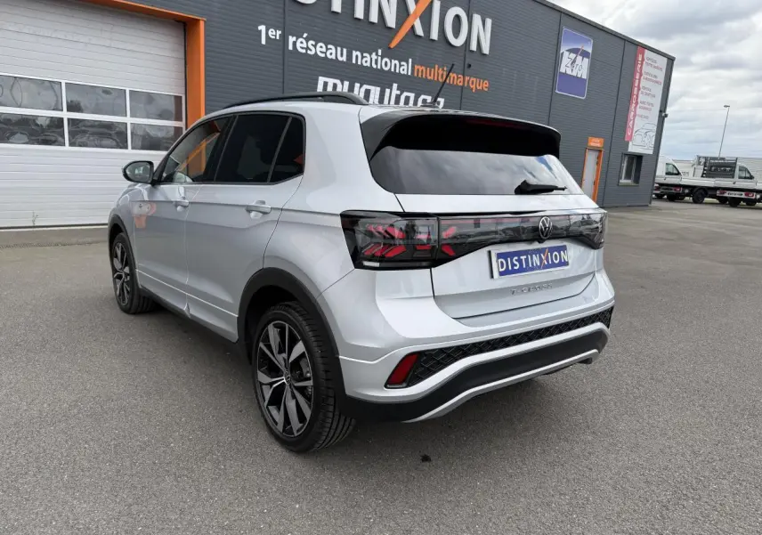 Vue 3/4 arrière droite d'un Volkswagen T-Cross gris cendre avec jantes alliage 18 pouces et vitres surteintées.