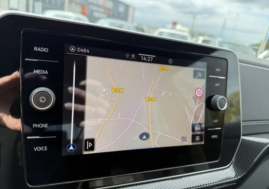Écran tactile du système de navigation Discover Media du Volkswagen T-Cross 2025 affichant une carte routière.