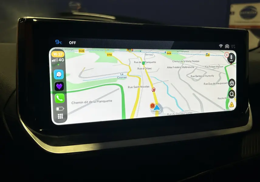 Écran tactile central du tableau de bord du Peugeot 2008 gris Selenium affichant la navigation GPS en mode jour.