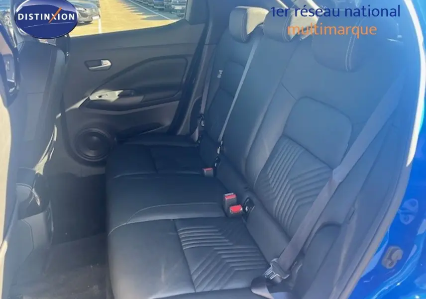 Vue intérieure côté droit des sièges arrière en cuir noir du Nissan Juke 2025 bleu magnétique métal.