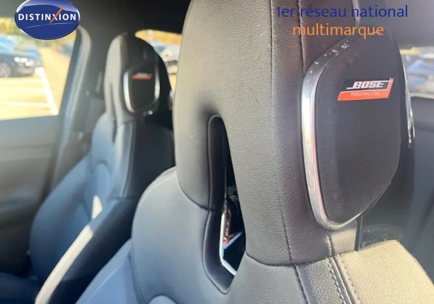 Gros plan sur les appuie-têtes noirs en cuir avec logo Bose dans l’habitacle du Nissan Juke 2025.