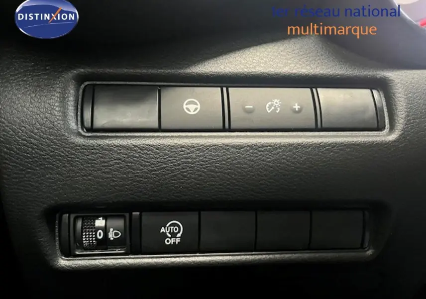 Gros plan sur les commandes noires du tableau de bord du Nissan Juke 2025, version Tekna, intérieur noir.