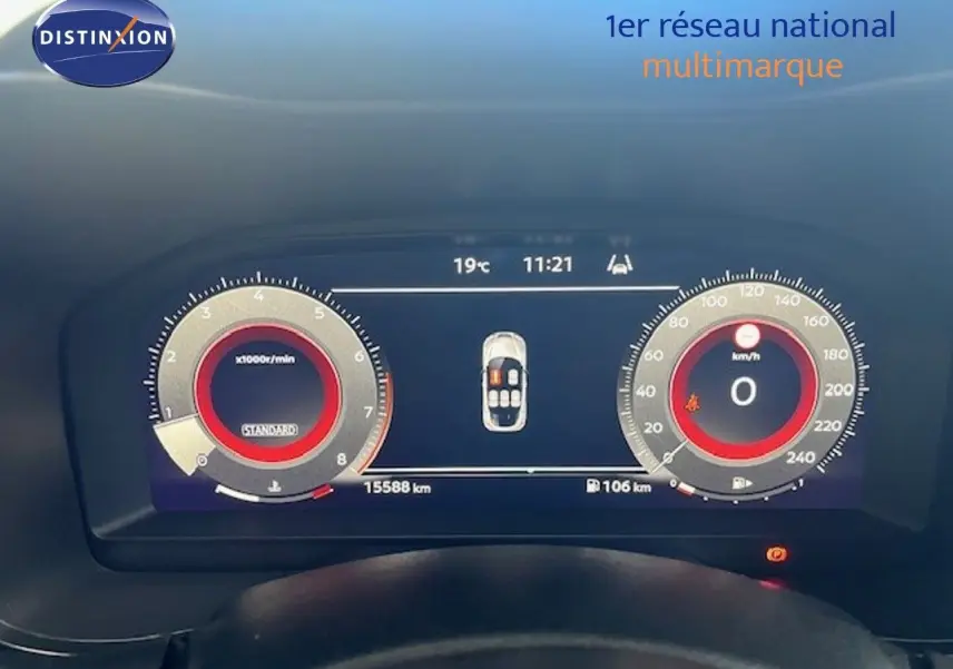 Tableau de bord numérique du Nissan Juke 2025, affichage central avec compte-tours et vitesse à 0 km/h.