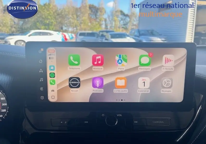 Vue intérieure du tableau de bord du Nissan Juke 2025 avec écran tactile affichant les applications connectées.