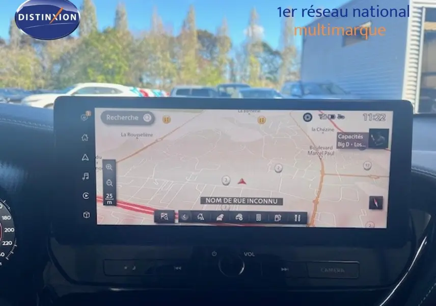 Vue intérieure centrée sur l’écran tactile du tableau de bord du Nissan Juke 2025, affichant la navigation GPS.