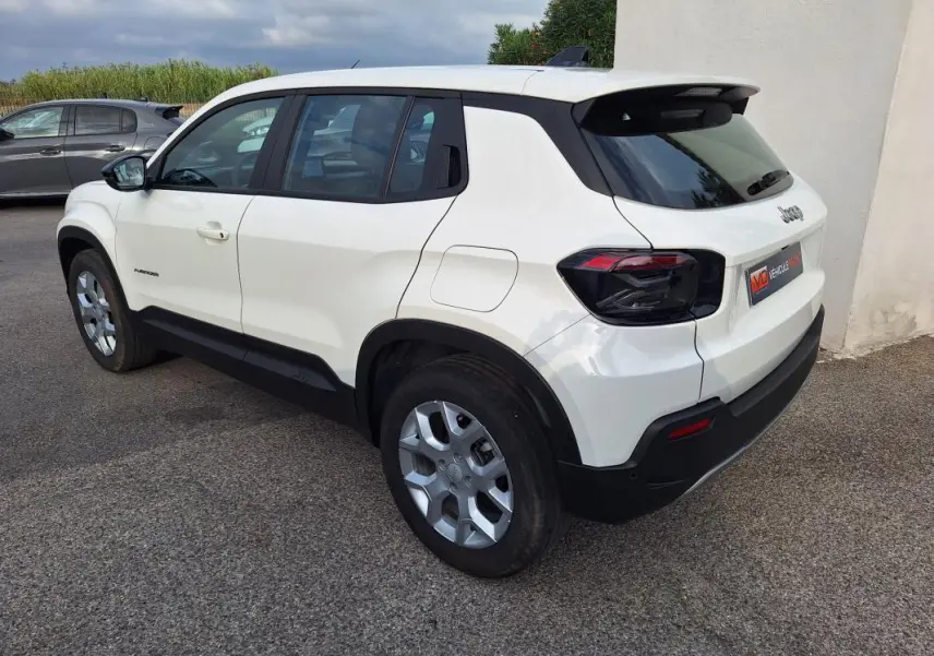Jeep Avenger blanc en 3/4 arrière droit, avec jantes alliage 17 pouces et feux arrière sombres.