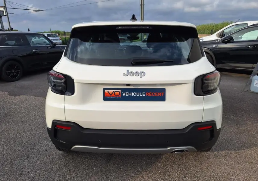 Vue arrière d'un Jeep Avenger blanc 2025 avec feux arrière fumés et plaque "Véhicule récent" visible.