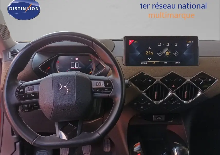 Vue intérieure centrée sur le volant et le tableau de bord digital du DS3 Crossback 2020, ambiance moderne et épurée.