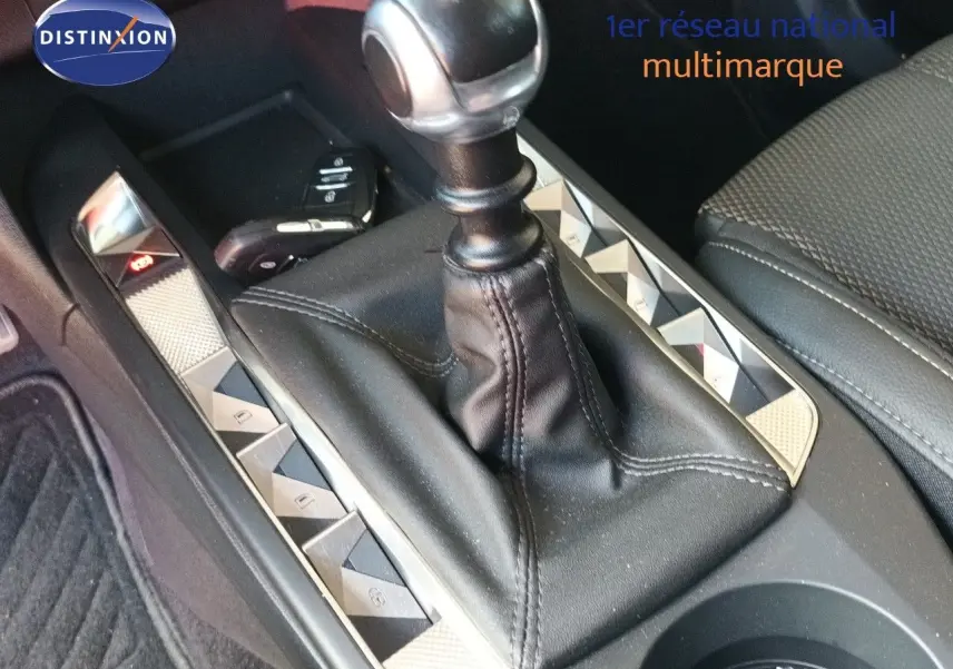Gros plan sur la console centrale du DS3 Crossback 2020, mettant en valeur le levier de vitesse manuel et les commandes argentées.