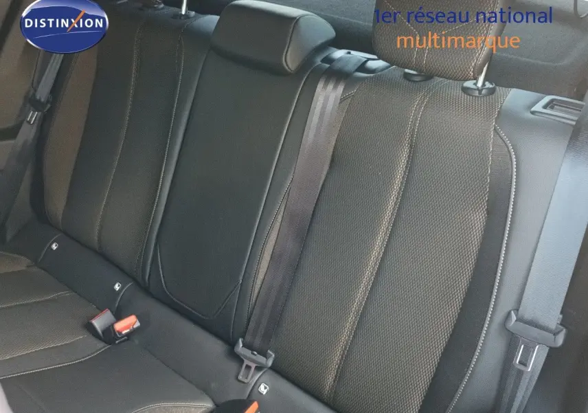 Vue intérieure montrant la banquette arrière en cuir noir avec ceintures de sécurité du DS3 Crossback 2020.