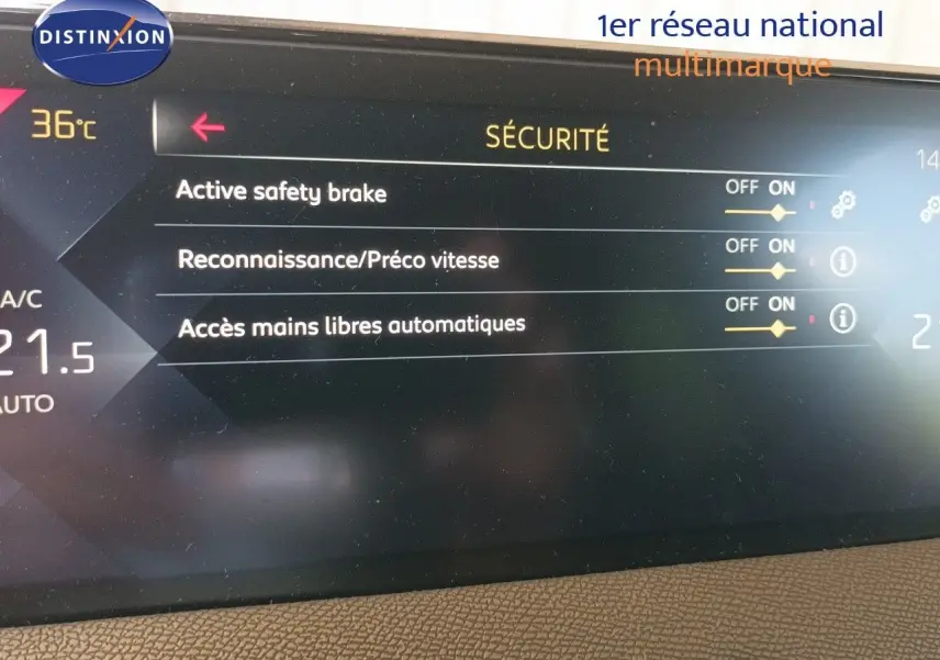 Écran multimédia du DS3 Crossback rouge métal avec toit blanc, affichant les réglages de sécurité active.