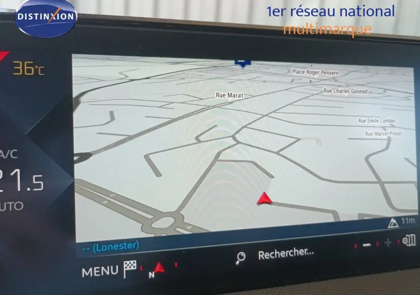 Vue intérieure de l'écran de navigation du DS3 Crossback rouge métal avec toit blanc, affichant une carte détaillée.
