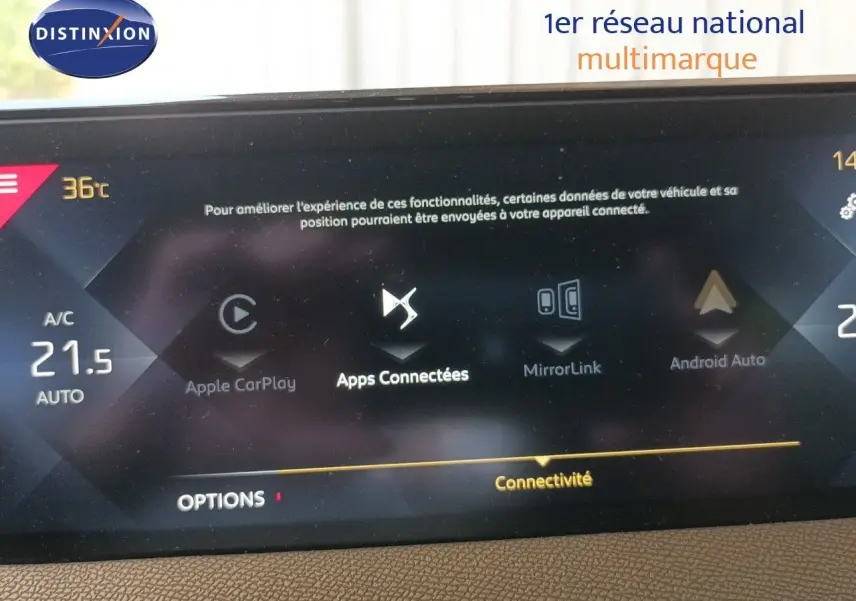 Écran tactile intérieur du DS3 Crossback affichant les options de connectivité avec température à 21,5°C.
