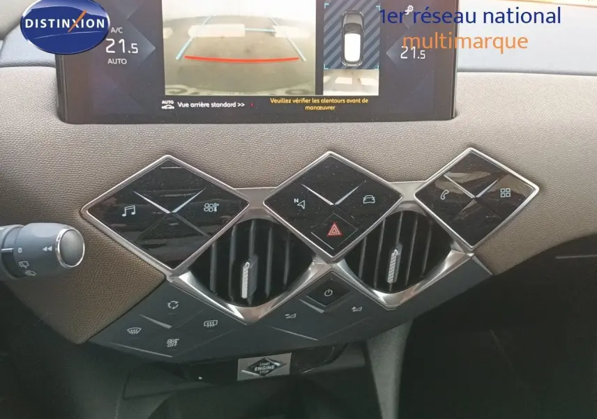 Détail du tableau de bord du DS3 Crossback 2020 montrant les commandes tactiles en losange et l'écran d'aide au stationnement.