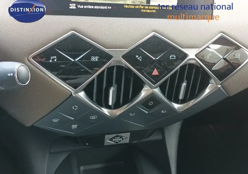 Détail du tableau de bord du DS3 Crossback 2020 montrant les commandes centrales et les aérateurs en forme de losange.